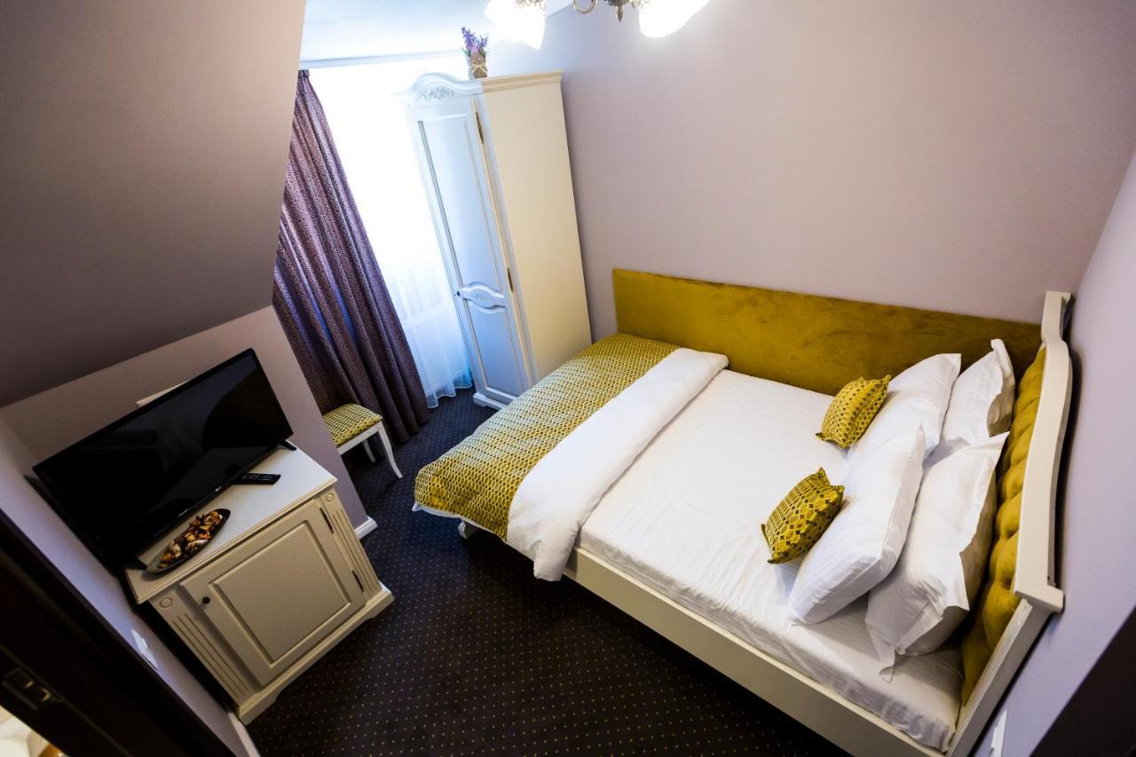 Royal Inn Busteni-Adults Only Bagian luar foto