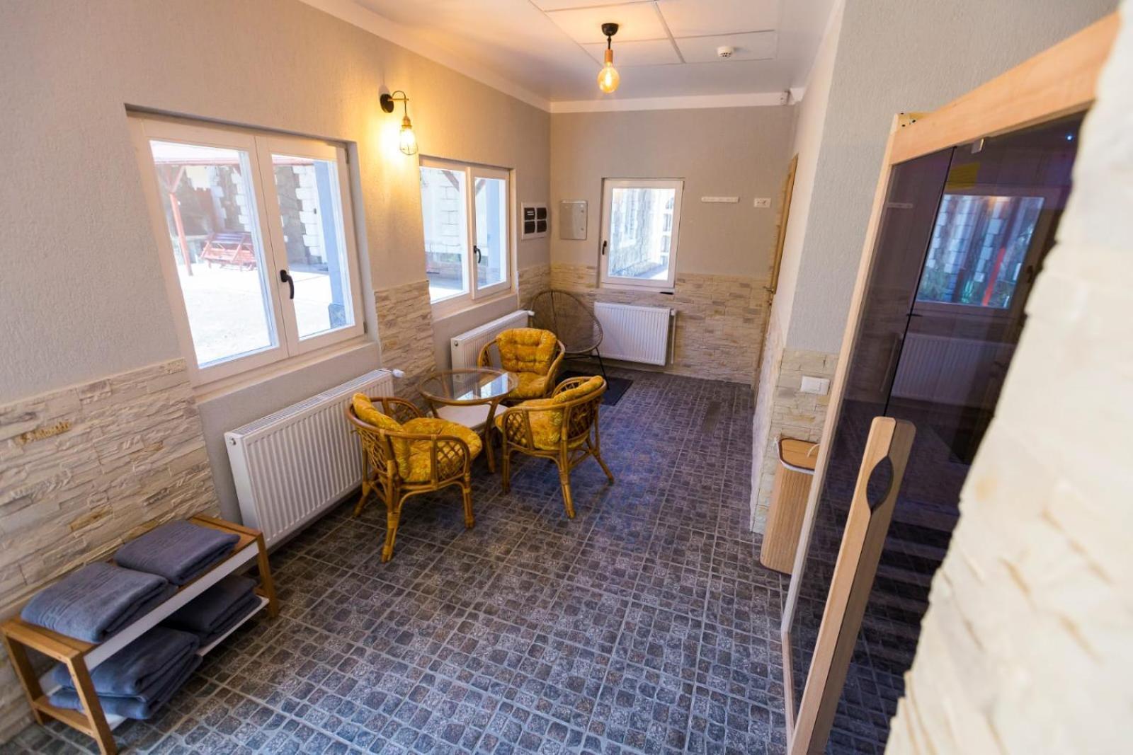 Royal Inn Busteni-Adults Only Bagian luar foto