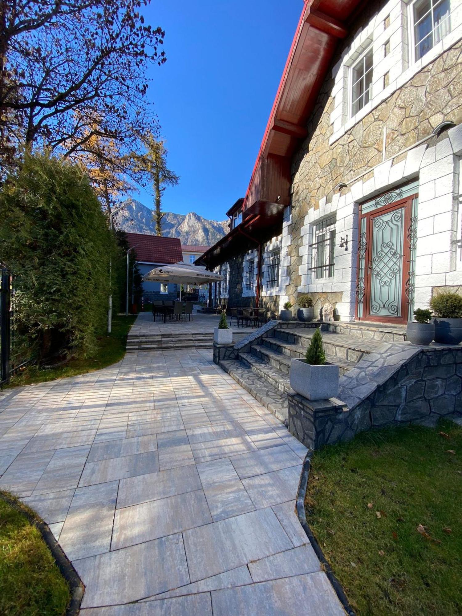 Royal Inn Busteni-Adults Only Bagian luar foto